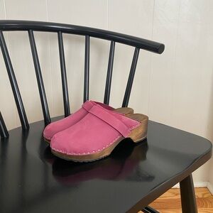 Moheda Berry Pink Suede Clogs